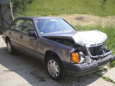 Gebraucht Mercedes E230 132 PS (97 kW) 1987 Andere farbe Limousine