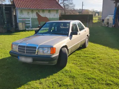Brugt Mercedes 190 72 HK (52 kW) 1988 Sølv Sedan