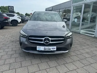 Gebraucht Mercedes B180 136 PS (100 kW) 2020 Mountaingrau  met. Kleinwagen