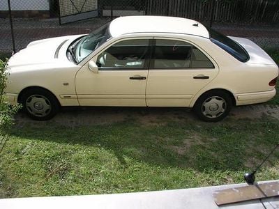 Gebraucht Mercedes E200 102 PS (75 kW) 1998 Gelb Limousine