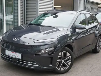 Gebraucht Hyundai Kona Select 100 kW (136 PS) 2023 Dark knight SUV