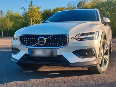 Second-hand Volvo V60 CC 190 CP (139 kW) 2020 Alb Break