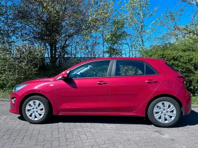 Begagnad Kia Rio 81 HK (59 kW) 2020 Röd Halvkombi