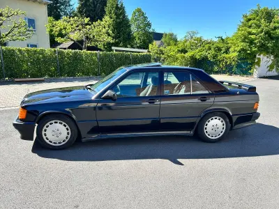 Używany Mercedes 190 160 KM (117 kW) 1990 Czarny Sedan/Limuzyna