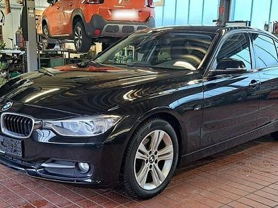 Gebraucht BMW 318 Sport Line 143 PS (105 kW) 2013 Schwarz Limousine