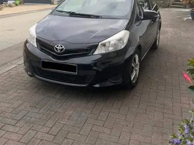 Usata Toyota Yaris 100 CV (73 kW) 2012 Nero Utilitaria