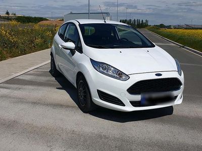 Gebraucht Ford Fiesta 60 PS (44 kW) 2016 Weiß Kleinwagen