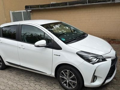 Gebraucht Toyota Yaris Hybrid 74 PS (54 kW) 2019 Weiß Kleinwagen