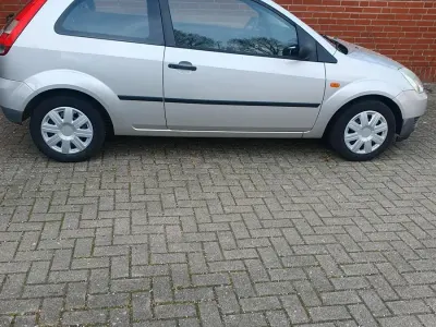 Gebraucht Ford Fiesta 2004 Silber Kleinwagen