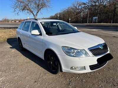 Weiß Gebraucht 2012 Skoda Octavia Elegance Kombi | 4.999 € (Superpreis)