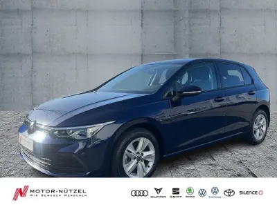 Używany VW Golf VIII Life 131 KM (96 kW) 2023 Niebieski Sedan/Limuzyna