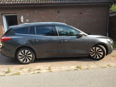 Grau Gebraucht 2019 Ford Focus Limousine | 15.995 € (Fairer Preis)