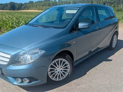Gebraucht Mercedes B180 122 PS (89 kW) 2012 Blau Kleinwagen