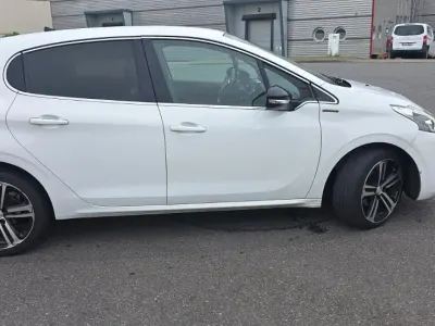 Gebraucht Peugeot 208 GT-line 120 PS (88 kW) 2018 Weiß Kleinwagen