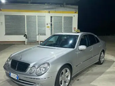 Gebraucht Mercedes E320 Avantgarde 204 PS (150 kW) 2003 Silber Limousine