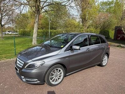 Usata Mercedes B200 156 CV (114 kW) 2012 Grigio Monovolume