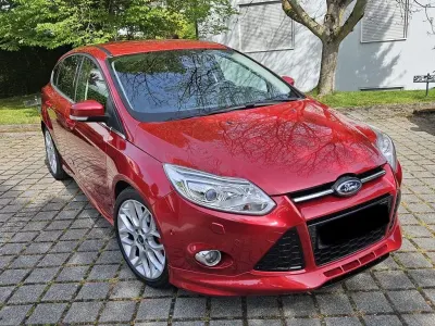 Gebraucht Ford Focus Titanium 125 PS (91 kW) 2014 Rot Limousine