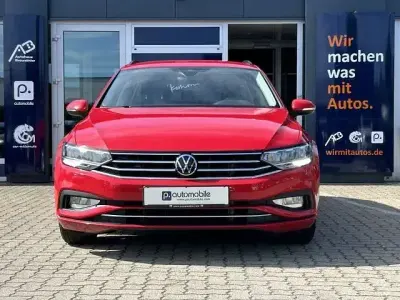 Gebraucht VW Passat Business 122 PS (89 kW) 2023 Tornadorot Kombi
