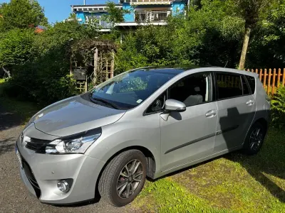 Gebraucht Toyota Verso Skyview Edition 147 PS (108 kW) 2014 Silber Van / Kleinbus