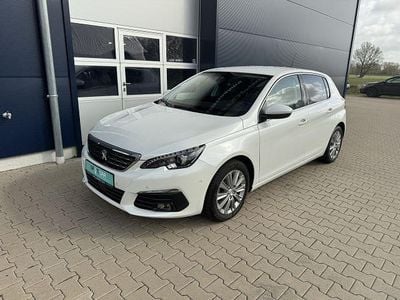 Gebraucht Peugeot 308 Allure 131 PS (96 kW) 2021 Perlmutt weiß perleffekt (metallic) Limousine
