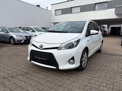 Gebraucht Toyota Yaris Hybrid Club 75 PS (55 kW) 2013 Weiß Limousine