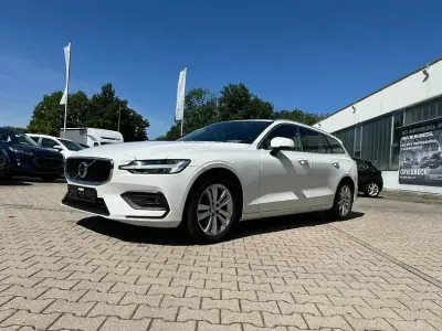 Gebraucht Volvo V60 Momentum 197 PS (144 kW) 2020 Ice withe solid weiß Kombi