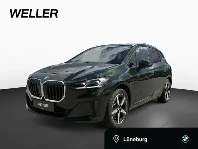 Gebraucht BMW 223 Active Tourer Comfort Edition 197 PS (144 kW) 2023 Sanremo green metallic (dunkelgrün) Van / Kleinbus
