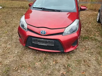 Gebraucht Toyota Yaris Hybrid Life 75 PS (55 kW) 2013 Rot Limousine