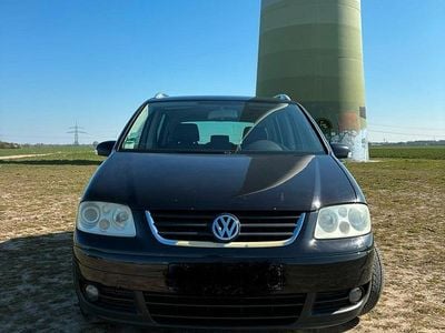 Second-hand VW Touran 140 CP (102 kW) 2004 Negru Monovolum