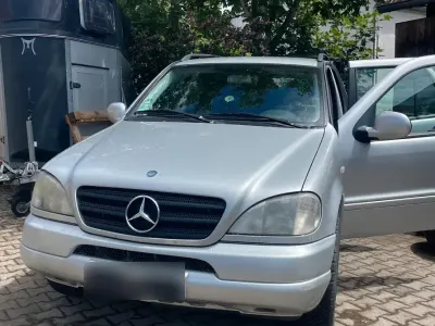 Gebraucht Mercedes ML270 163 PS (119 kW) 2001 Silber SUV