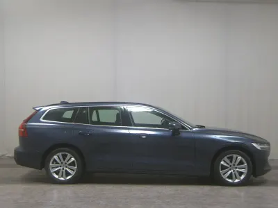 Gebraucht Volvo V60 Momentum 197 PS (144 kW) 2021 Blau Kombi