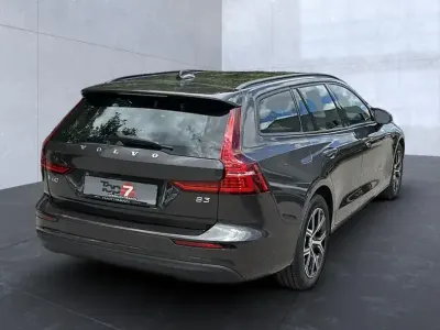 Gebraucht Volvo V60 163 PS (119 kW) 2024 Platinum grey / (grau) Kombi