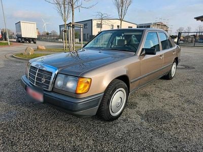 Second-hand Mercedes E230 132 CP (97 kW) 1987 Maro Berlinǎ