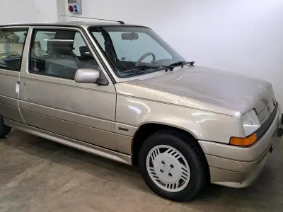 Usata Renault R5 73 CV (53 kW) 1988 Oro Utilitaria