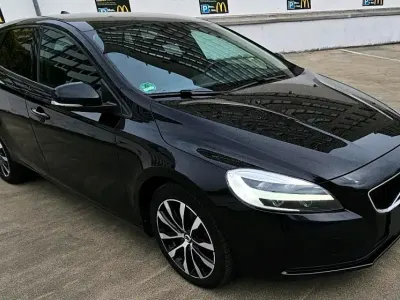 Gebraucht Volvo V40 Momentum 120 PS (88 kW) 2019 Schwarz Kombi