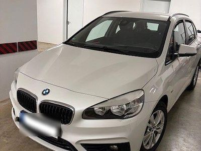 Weiß Gebraucht 2017 BMW 216 Active Tourer Sport Line Van / Kleinbus | 12.900 € (Fairer Preis)