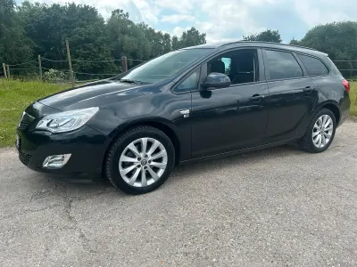 Gebraucht Opel Astra Edition 179 PS (131 kW) 2012 Schwarz Kombi