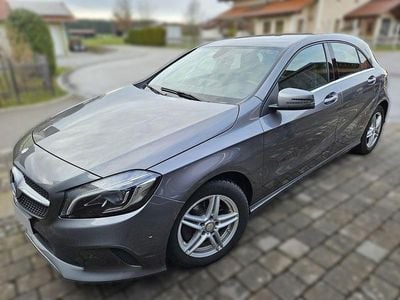 Gebraucht Mercedes A180 Urban 122 PS (89 kW) 2016 Grau Limousine