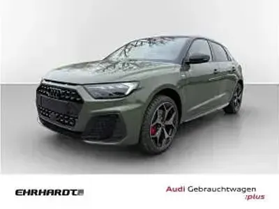 Neu Audi A1 150 PS (110 kW) 2026 Grün (distriktgrün metallic) SUV