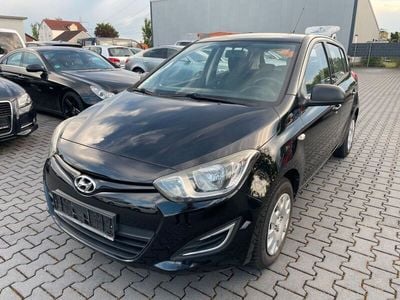 Gebraucht Hyundai i20 Edition 75 PS (55 kW) 2013 Schwarz Limousine
