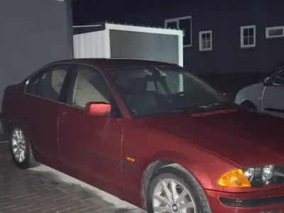 Używany BMW 320 Basis 170 KM (125 kW) 2001 Czerwony Sedan/Limuzyna