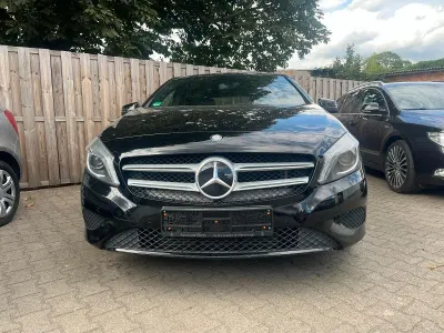 Gebraucht Mercedes A180 Urban 122 PS (89 kW) 2014 Schwarz Kleinwagen