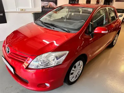 Gebraucht Toyota Auris Life+ 132 PS (97 kW) 2010 Rot Kleinwagen
