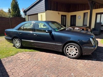 Second-hand Mercedes E240 Elegance 170 CP (125 kW) 2000 Negru Berlinǎ