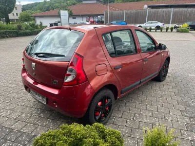 Gebraucht Dacia Sandero Ambiance 75 PS (55 kW) 2009 Rot Limousine