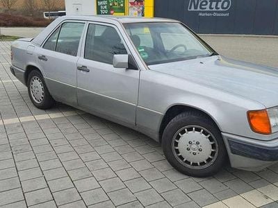 Usata Mercedes E230 132 CV (97 kW) 1990 Argento Berlina