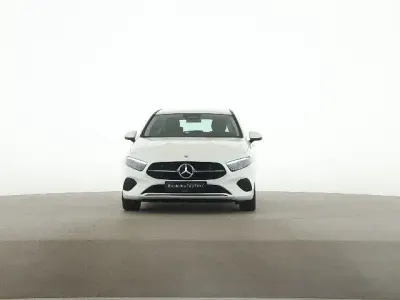 Neu Mercedes A180 136 PS (100 kW) 2025