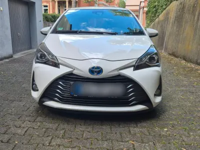 Gebraucht Toyota Yaris Hybrid Club 101 PS (74 kW) 2019 Weiß Kleinwagen