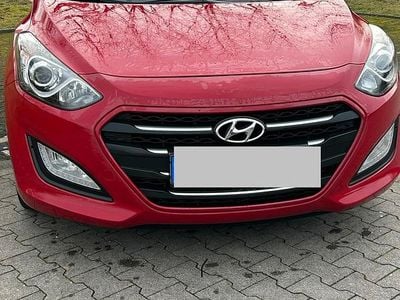 Rot Gebraucht 2015 Hyundai i30 YES! Kombi | 8.500 € (Etwas zu teuer)