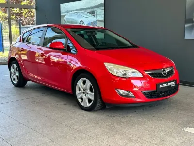 Second-hand Opel Astra Design Edition 101 CP (74 kW) 2011 Roșu Hatchback